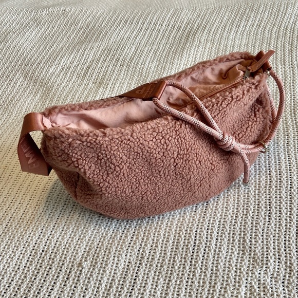 Free People Movement Slopes Sherpa Sling Bag Gem/Mauve Utility New No Tags - Picture 11 of 14